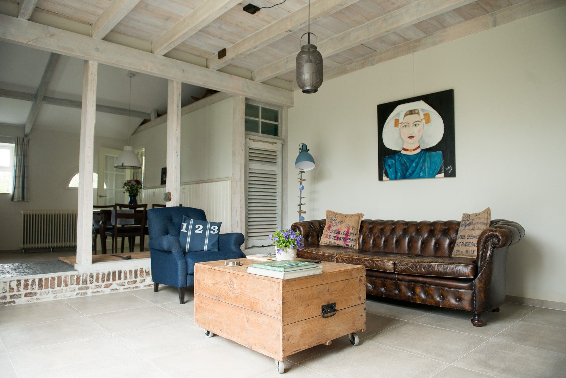 Lichte woonkamer met leren Chesterfield bank en houten balken – Zeeuwshuisje, Koudekerke