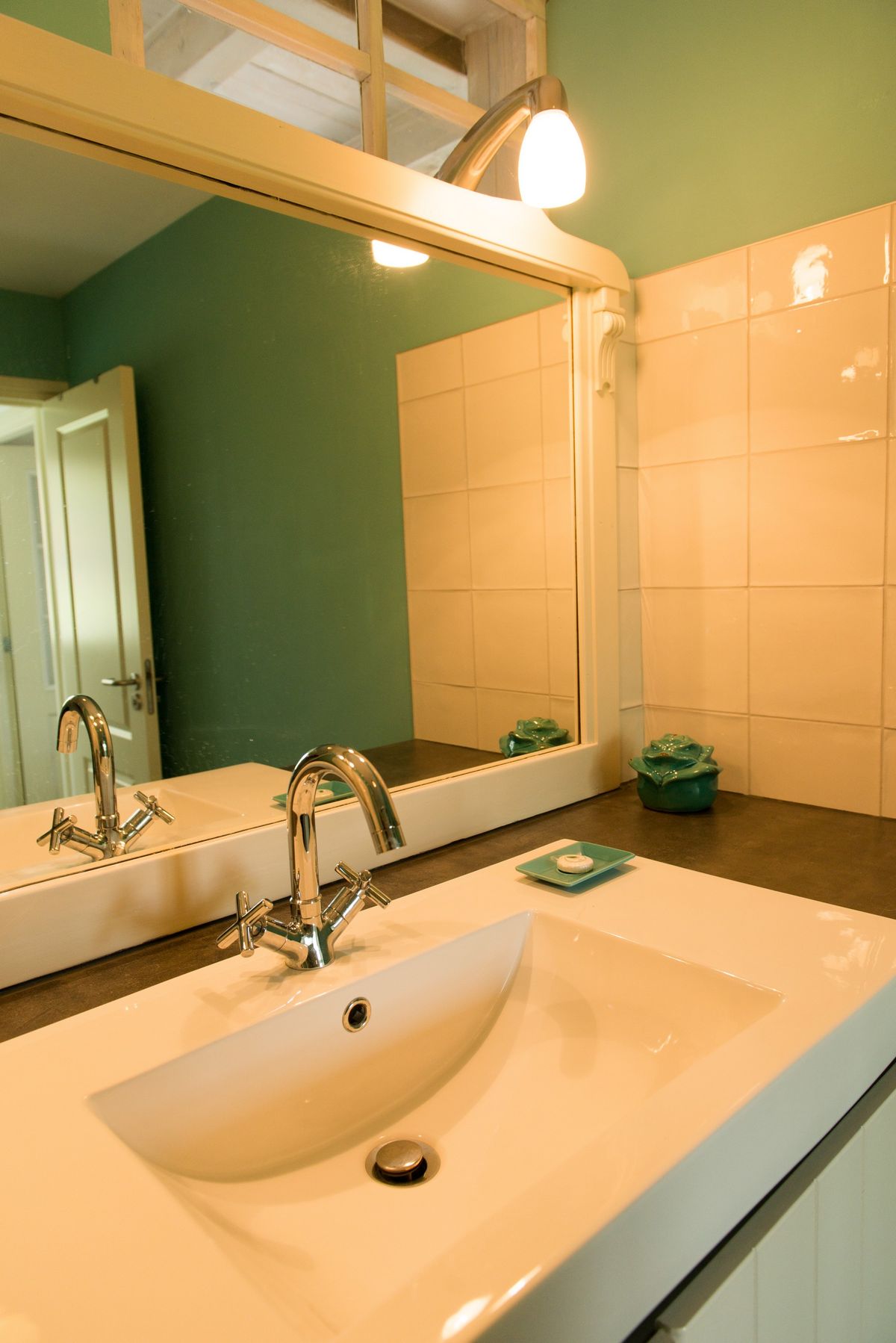 Badkamer wastafel met spiegel – Zeeuwshuisje vakantiewoning, Koudekerke