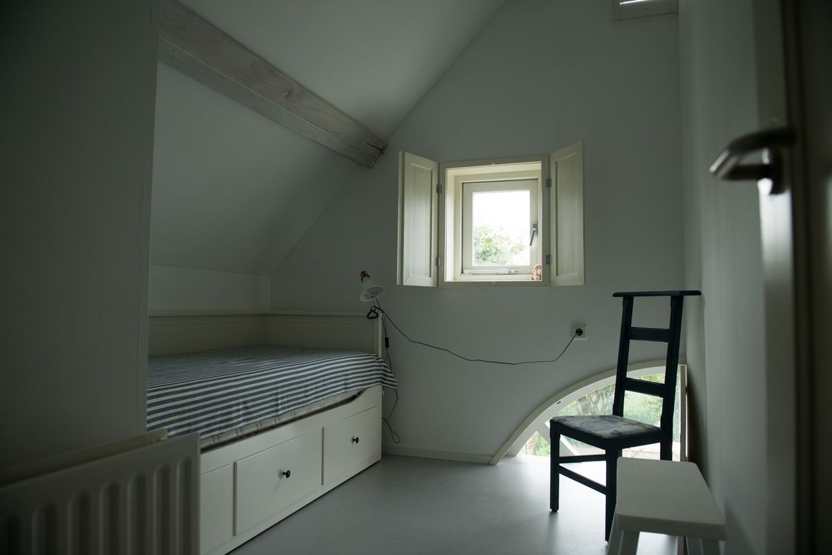 Tweede slaapkamer met eenpersoonsbed en schuin dak – Zeeuwshuisje vakantiewoning, Koudekerke
