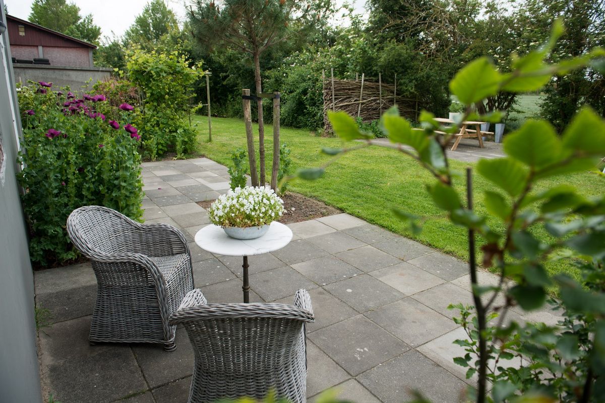 Privéterras met rieten stoelen – Zeeuwshuisje vakantiewoning, Koudekerke